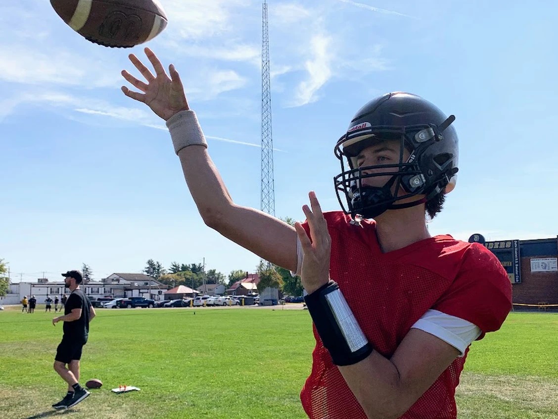 Brady-Dowling-DDSS-2 Brady Dowling catching football